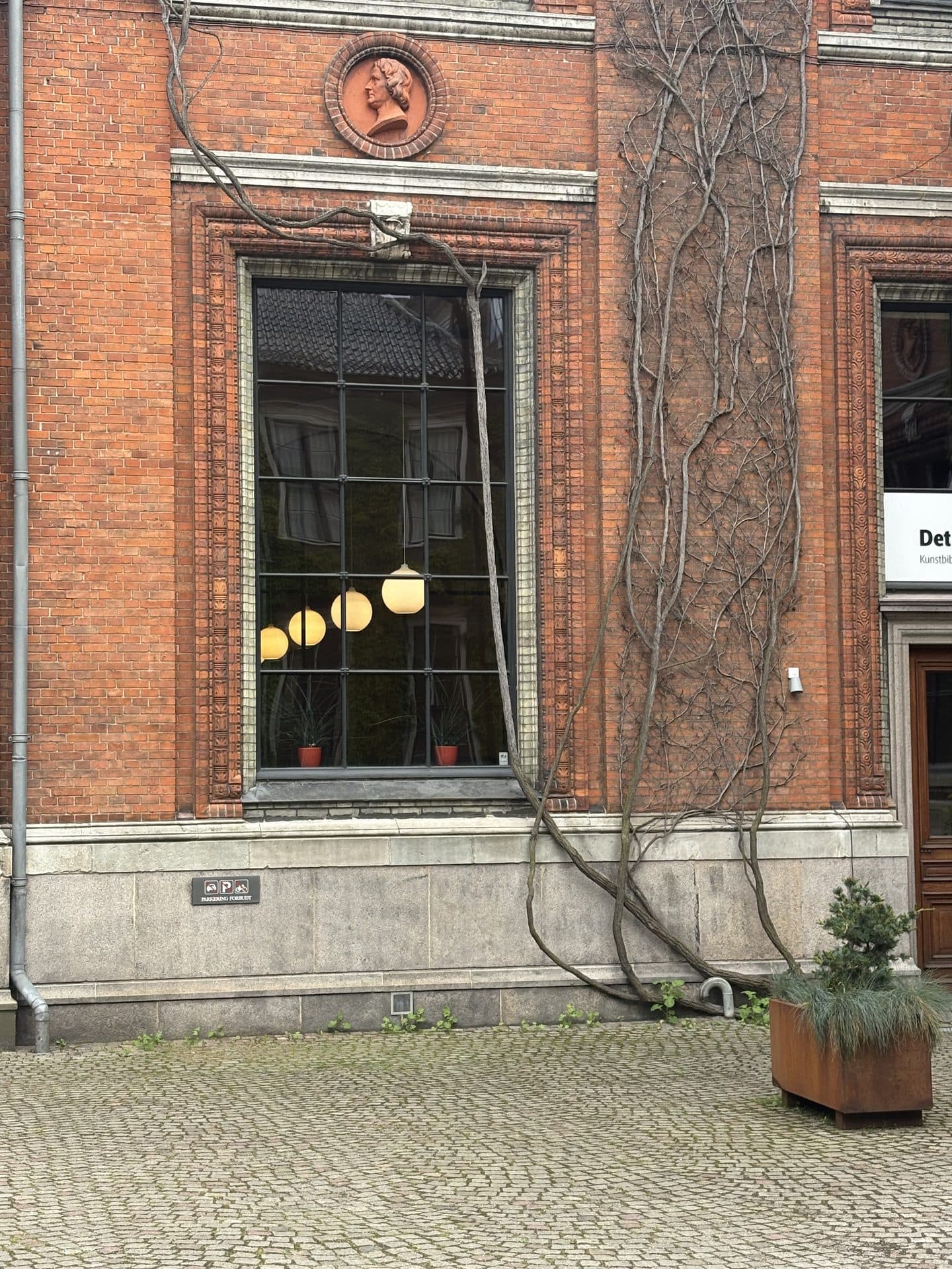 Showroom & Furniture
